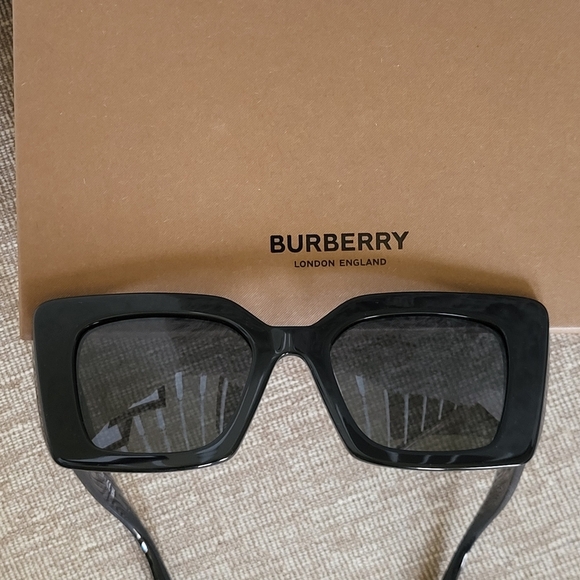 Burberry Women\'s Sunglasses, BE4344 Daisy.. Brand New!!